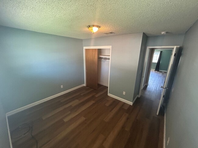Building Photo - 3 bedroom 2 bath move in ready in Lemoore ...