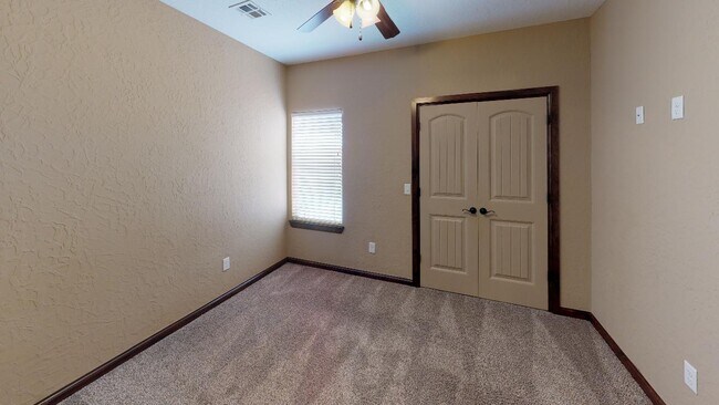 Building Photo - 328 Creekside Dr