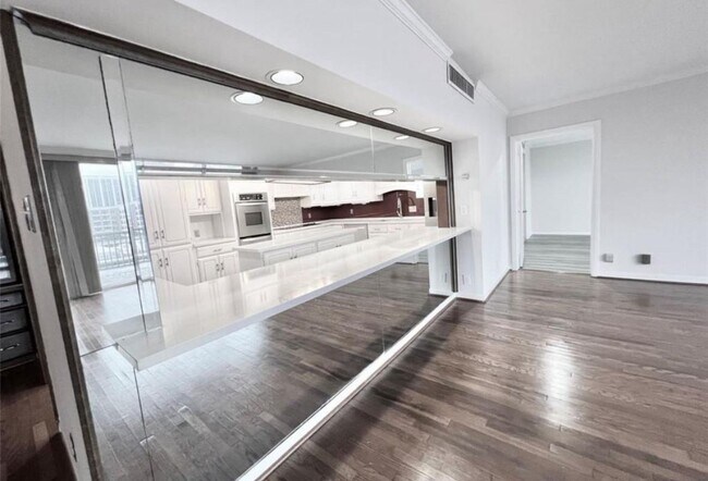 Building Photo - 2016 Main St