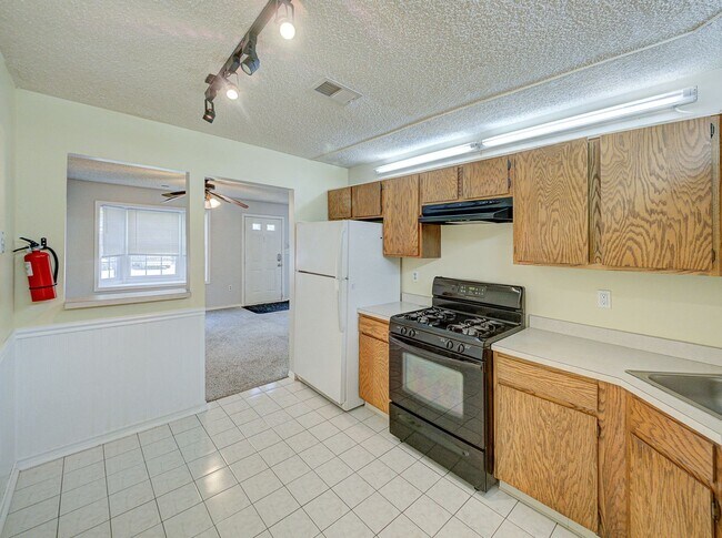 Building Photo - 96 Versailles Ct