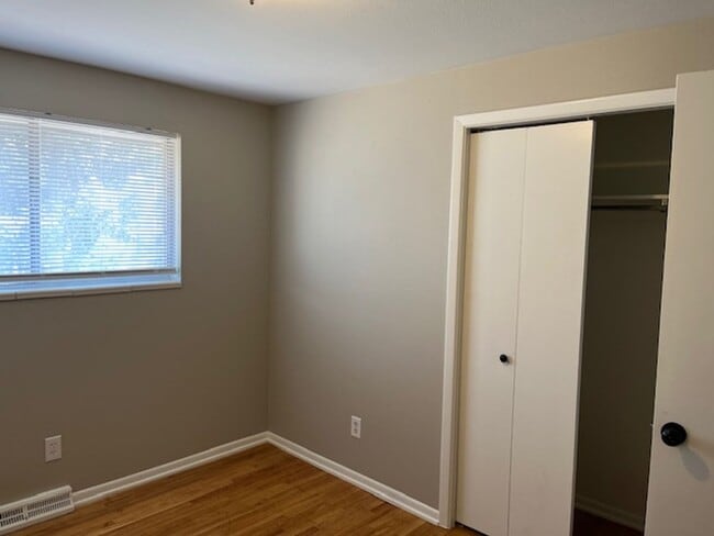 Building Photo - Lovely 5-bedroom, 2-1/2 bath home.  Centrally-located in Longmont with convenient access to shopp...