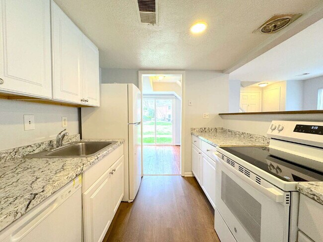 Building Photo - Inviting Lorton Condo with Comfortable Layout and Location