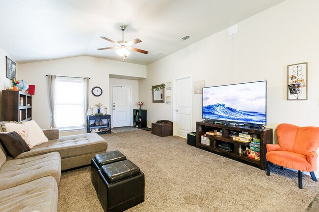 Building Photo - Wonderful 3 bed, 2 bath in Milwaukee Ridge!