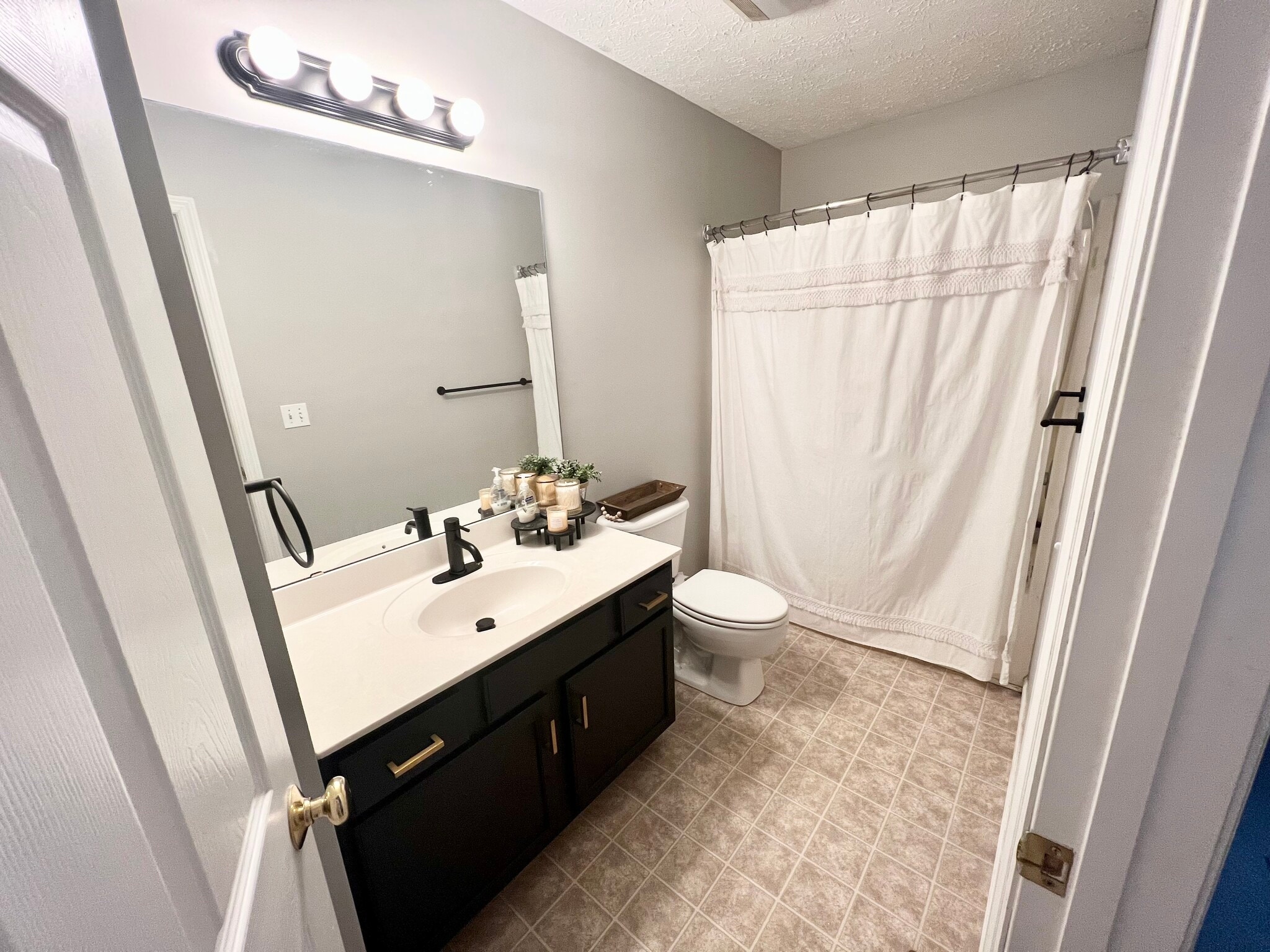 Upstairs 2nd bathroom - 20 Sunridge Dr