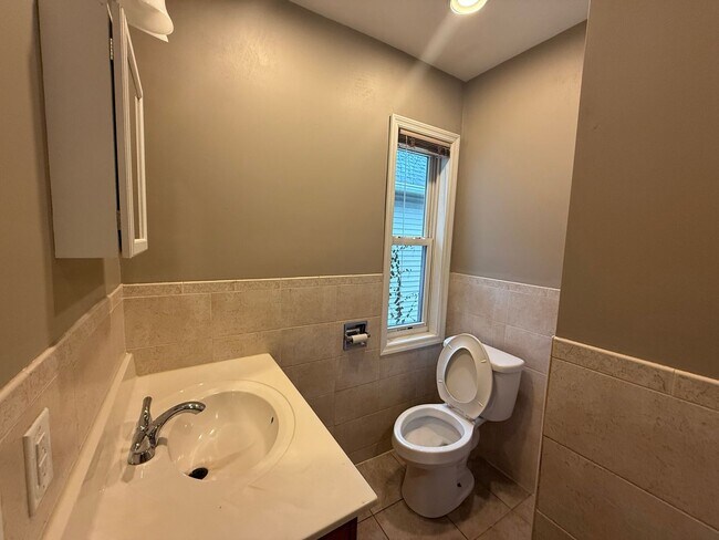 Building Photo - Charming 4-Bedroom Single-Family Home | Section?8 Eligible