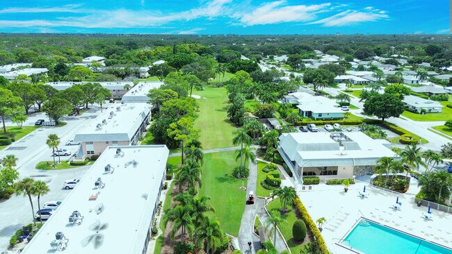 Building Photo - 18081 SE Country Club Dr