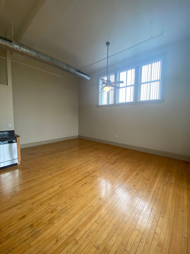 Building Photo - Updated 1 Bed Apt with washer and dryer in...