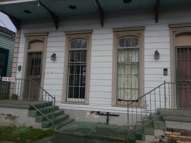 Front of Building - 921 N Miro St