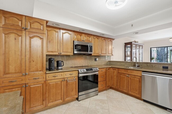 Building Photo - 6075 Glendale Dr