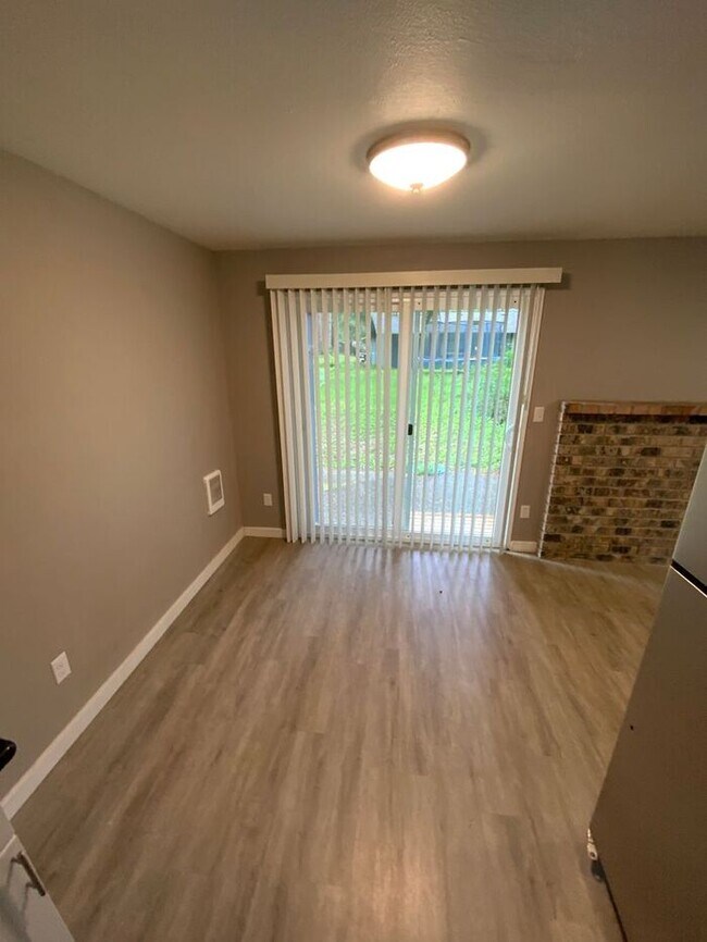 Building Photo - West Olympia 2bdr 1.5bath Townhome w/ garage & parking
