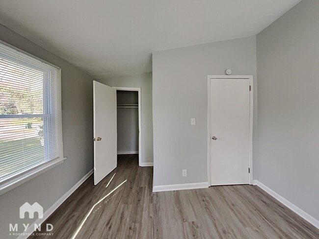 Building Photo - 682 Milford Dr SW