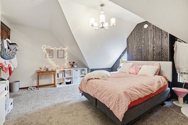 Building Photo - 6 bed/2 bath on Rohs St., Mins. from UC for Only $650/pp ($3900/mo)!