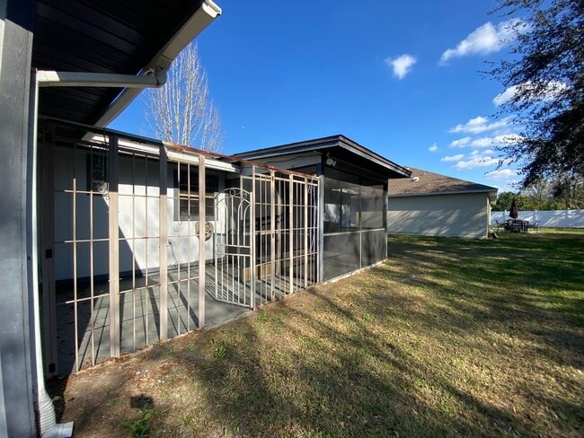 Building Photo - 2/2 home with garage - tile on inside with screened rear porch!