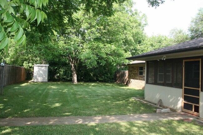 Building Photo - 3 bedroom 2 bath in quiet neighborhood
