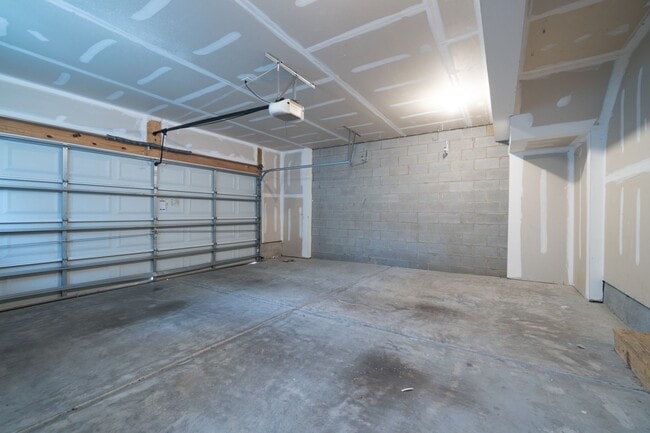 Building Photo - Gorgeous 3 Bedroom Townhome in Davidson