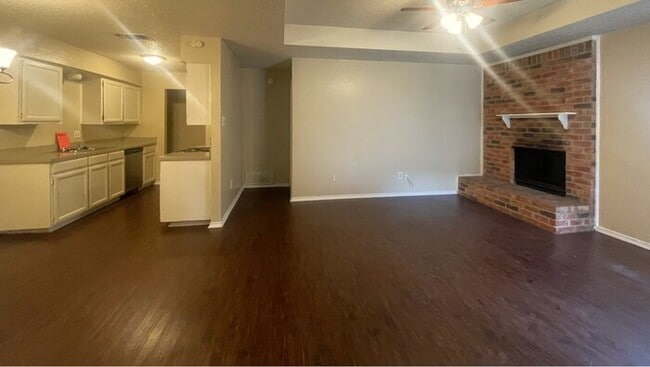 Building Photo - Duplex 2/2 with 2 car garage pre-leasing i...