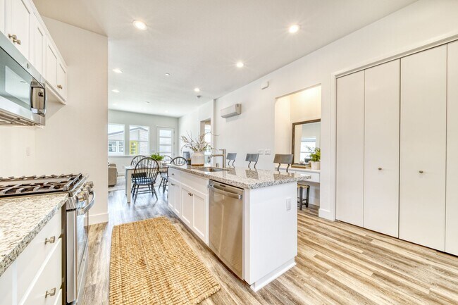 Building Photo - D62