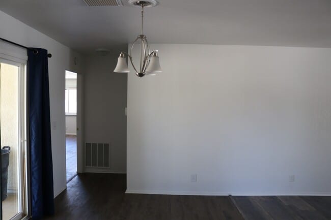 Building Photo - 4 bedrooms House for rent