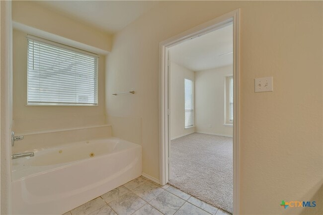 Building Photo - 121 Park Ln