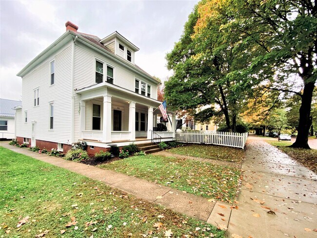 Building Photo - Large Beautiful Historic Home