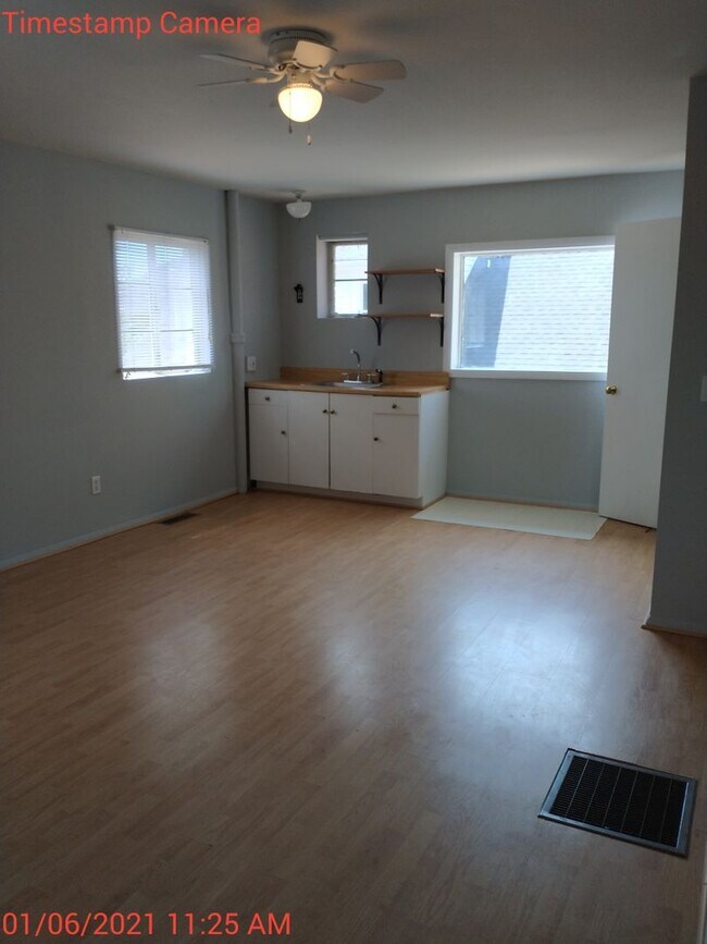 Building Photo - 2027-2028 9 bedroom / 4.5 baths  School Year Location PERFECT for students, in the heart of the UVA