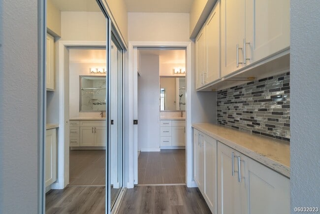 Building Photo - Spacious, Clean, Renovated 2BR/2BA/2Pkg in...
