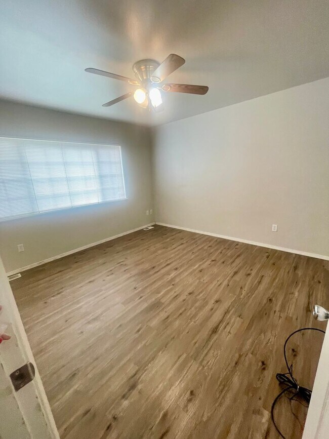 Building Photo - Condo Close to base! 3 bed/2bath/2car garage, Available now!