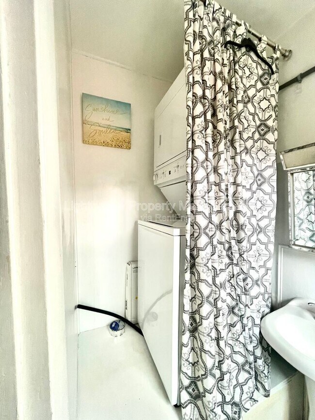 Building Photo - 213 W Vine St