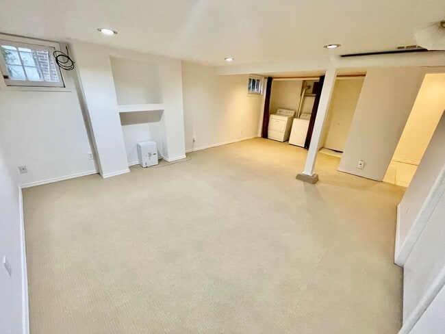 Building Photo - Upgraded 3bd/2bath Laurelhurst Home w/ Pri...
