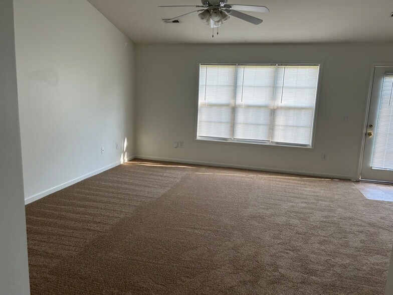 Building Photo - 713 Amber Hill Dr