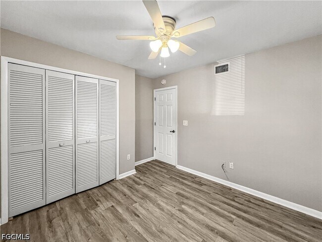 Building Photo - 4530 SW 10th Ave