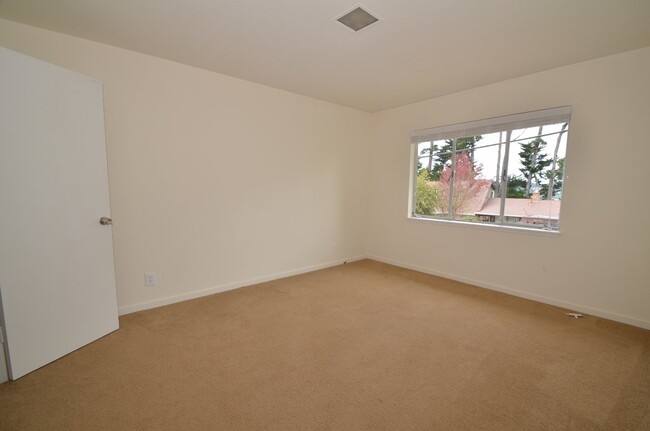 Building Photo - Incredible Tam Valley Home Available July 1st