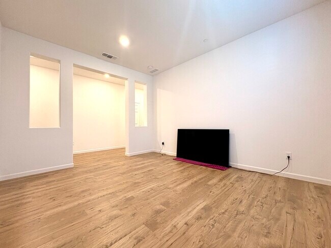Building Photo - Beautiful Solar Home For Rent in Lincoln