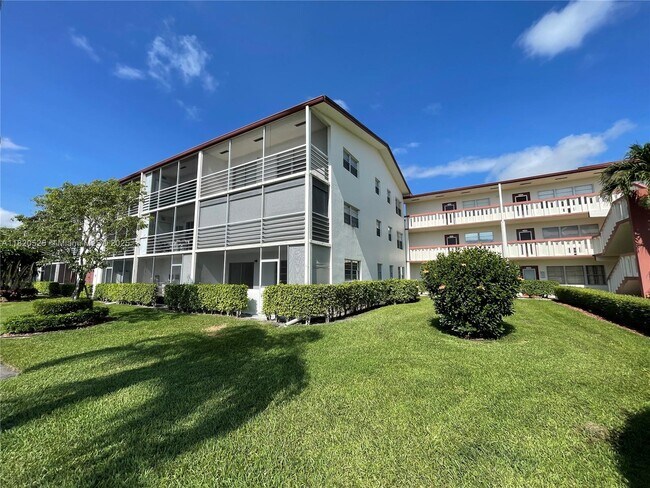 Building Photo - 136 Brighton D