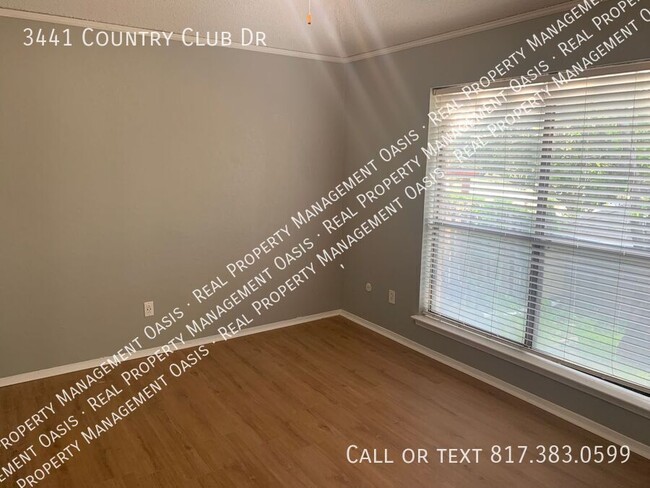 Building Photo - 3441 Country Club Dr