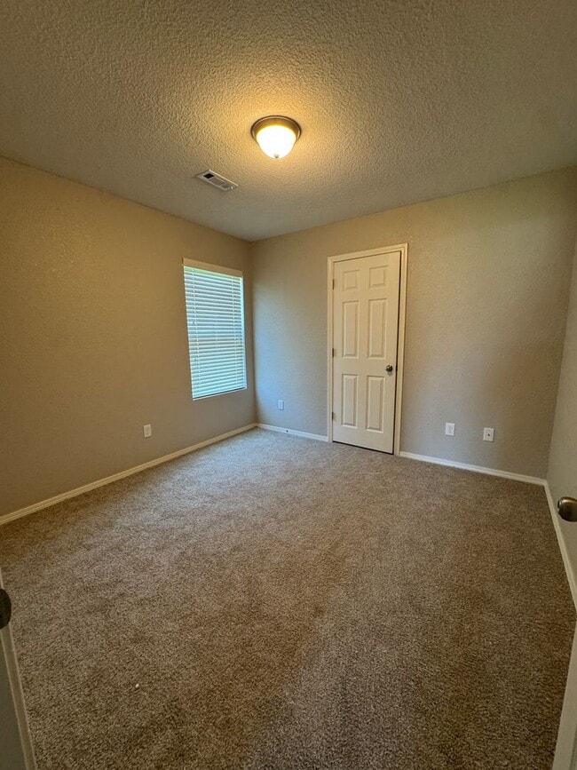 Building Photo - 4 Bed / 2 Bath Ready for move in!