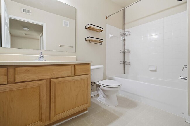 Building Photo - Spacious 2/2 unit available now for annual lease