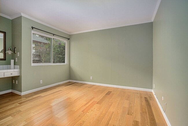 Building Photo - 370 Santa Clara Ave