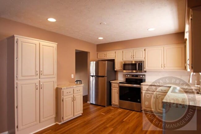 Building Photo - Charming 6 Bed 2 Bath Home Near the Offutt