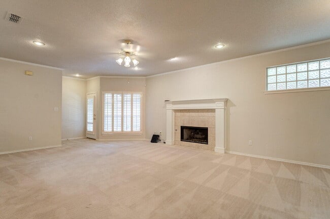Building Photo - 111 N Vicksburg Ave
