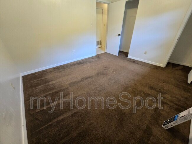 Building Photo - 916 Twinbrook Ave