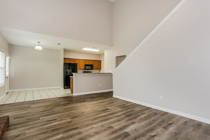Building Photo - 2407 Creekwood