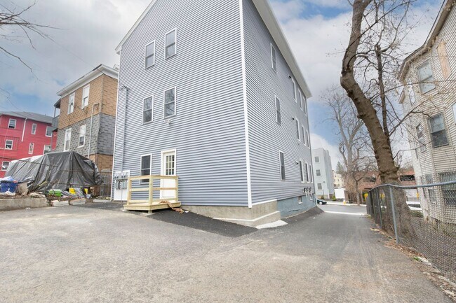 Building Photo - Remodeled 3 bedroom 1  bathroom 2nd Floor