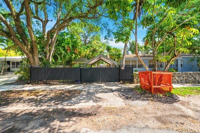 Building Photo - 2301 Tequesta Ln