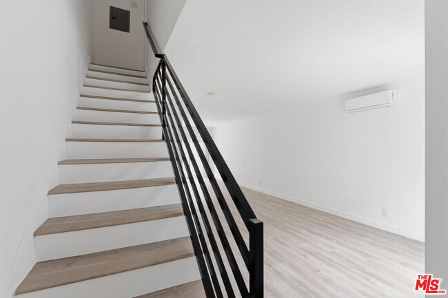 Building Photo - 825 S Detroit St