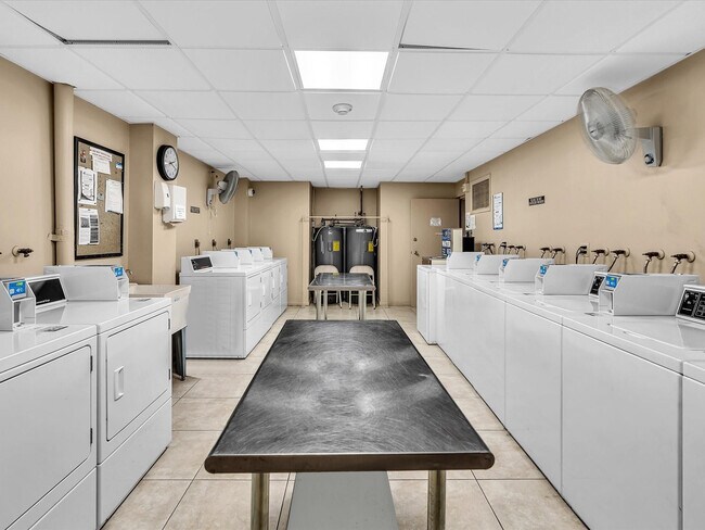 Building Photo - 900 NE 18th Ave