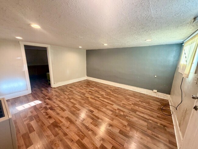 Building Photo - 170 E 300 N