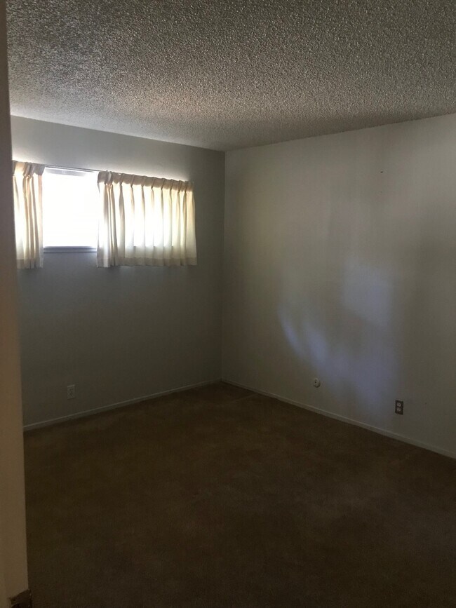 Building Photo - UNFURNISHED Upgraded Condo in Central location - Quiet Condominium Complex