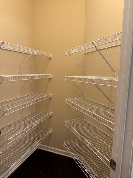 Building Photo - 1154 Paramount Dr