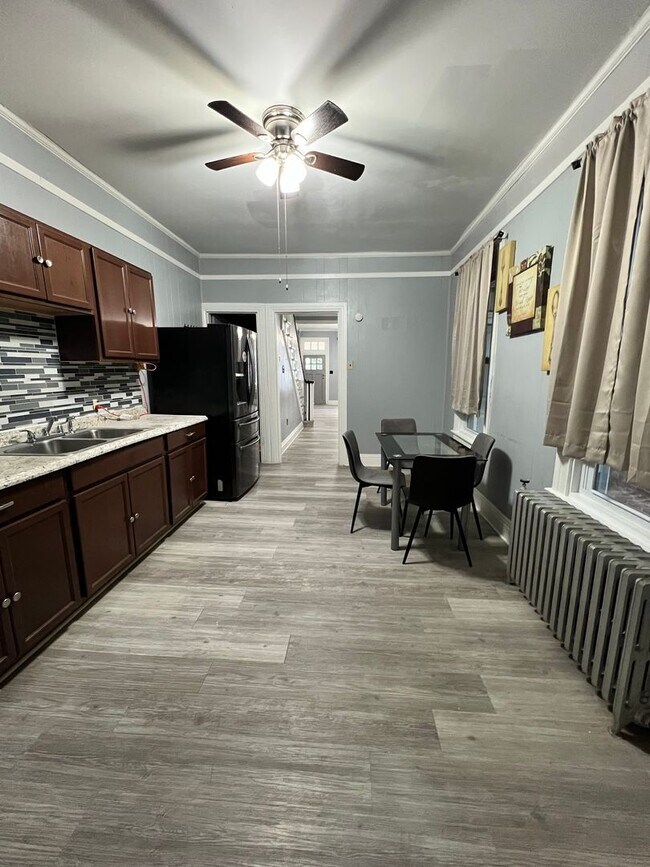 Building Photo - 5 Bedroom 1 Bath Home Available